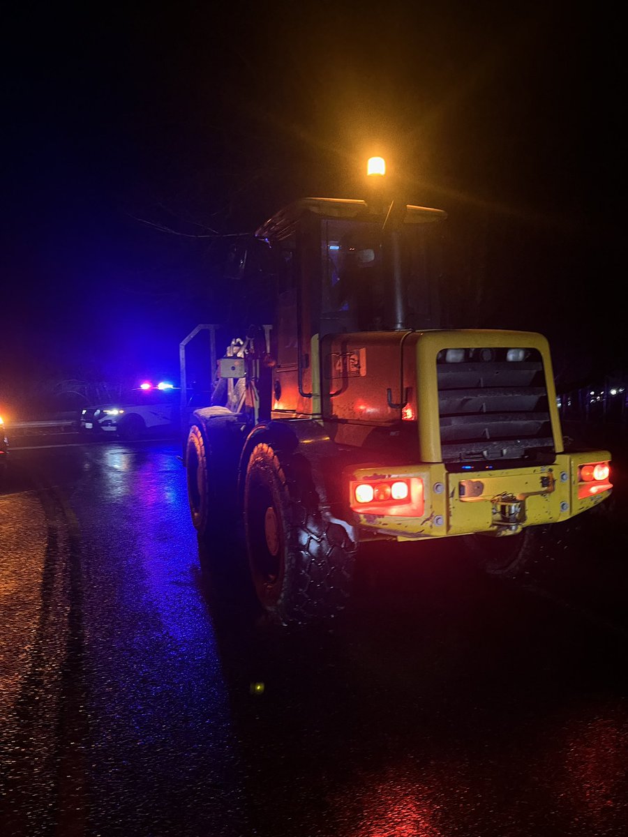 wspd7pio's tweet image. #WhatcomCounty - Last night, #YourWSP responded to a blocking collision on SR9 in Acme, WA. A neighboring dairy farmer in the small town graciously offered his tractor to help clear the roadway. We always appreciate the community’s involvement and generosity!