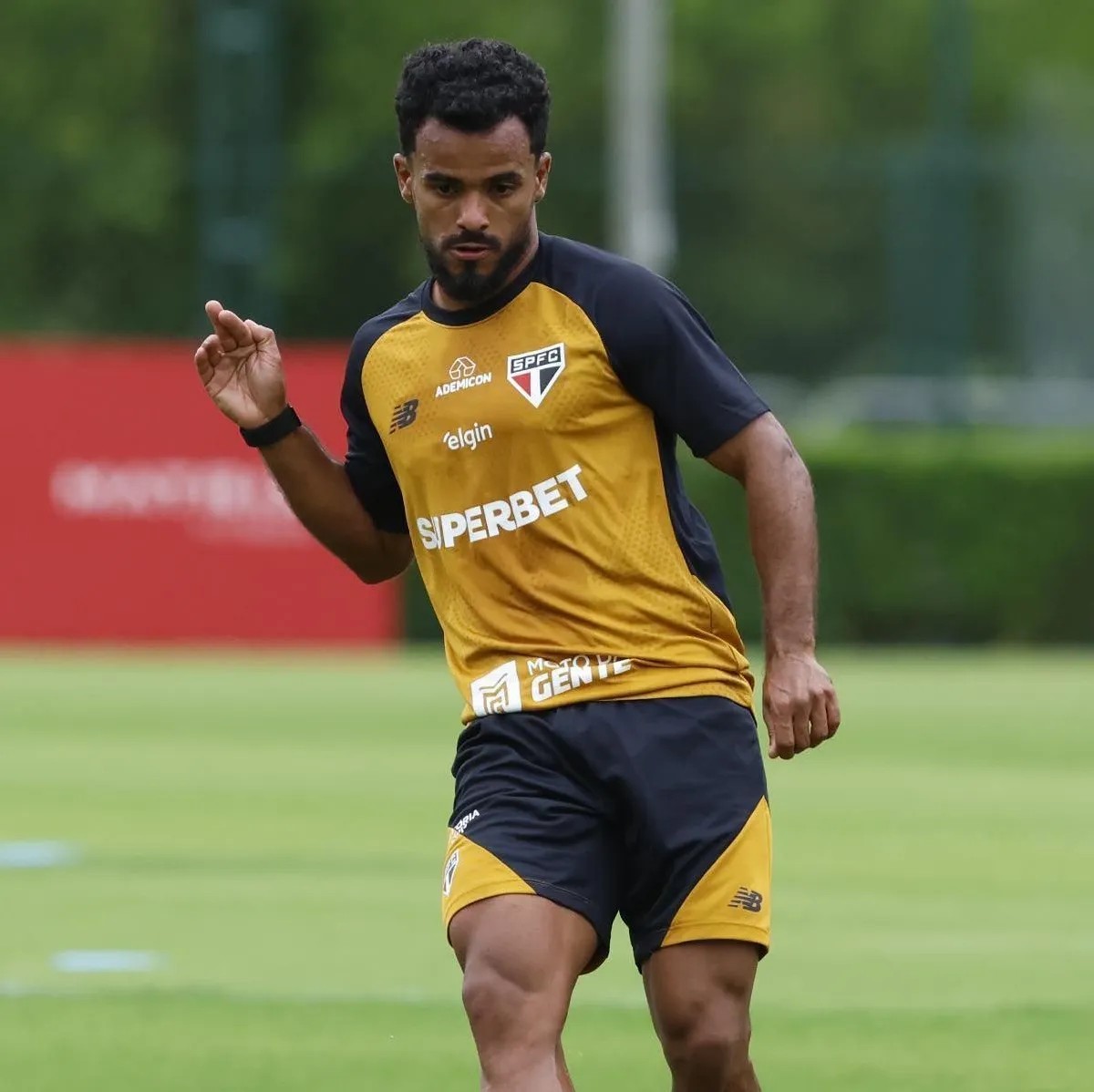 spfcinfoss's tweet photo. Danielzinho: sabe jogar futebol. https://t.co/Y6zdYVvlOB