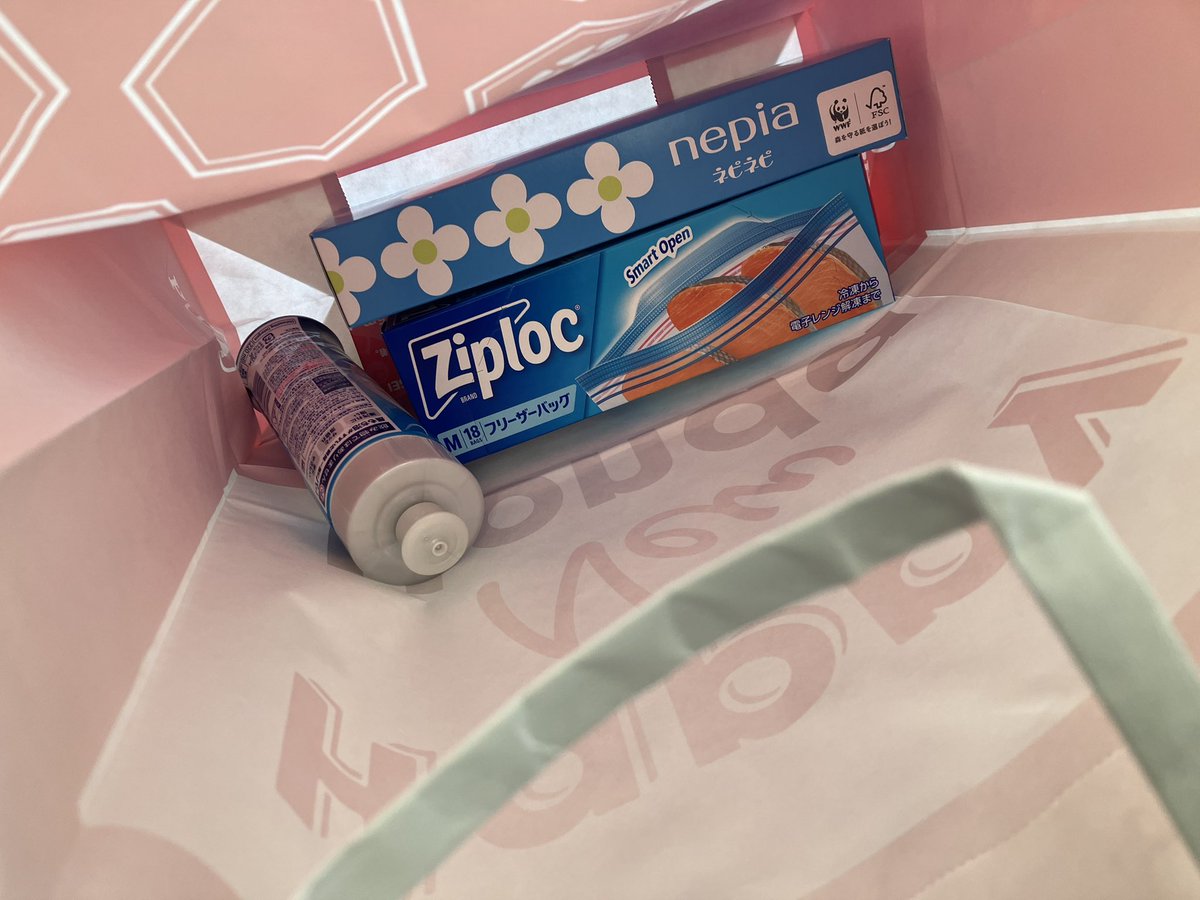 PSO2_xion10's tweet image. エンジンスターターの設定に行ったらHONDAさんからいただいた🎁そして洗車グッズ買いすぎて怒られた(ﾉД`)