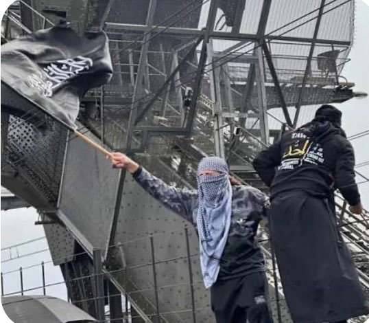 MenachemV's tweet image. ISIS flags were displayed on the Sydney Harbour Bridge

ISIS flags were displayed at the Bondi Beach Massacre

Pretending these are unrelated is denial

Denial of Islamic extremism is how the Bondi Beach Massacre occurred

@AlboMP @australian @dailytelegraph @theheraldsun @2GB873