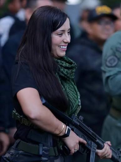 Antirrojo's tweet image. Existen denuncias públicas de medios independientes, que vinculan a Johana Sánchez  «la gobernadora de Aragua» con el Tren de Aragua, alegando que en su gestión permite el control territorial de la banda. (Tráfico de drogas, extorsión y secuestros)
Eso es voz populi  ...