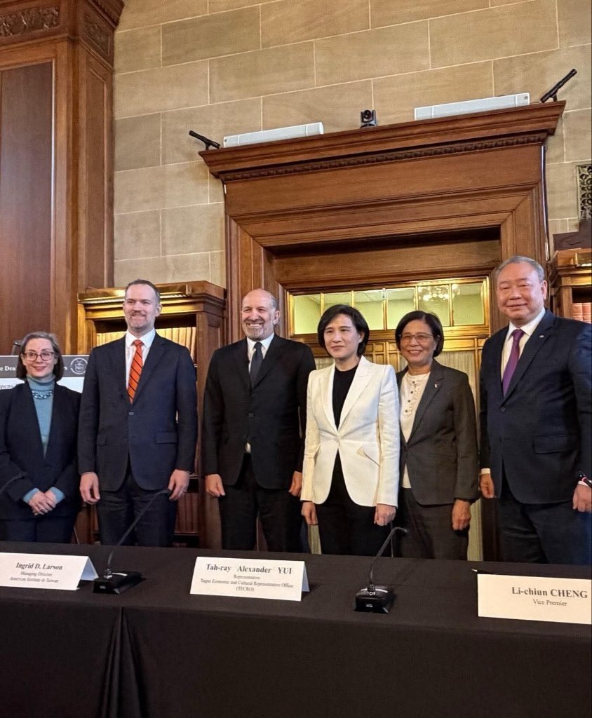 iamericlintw's tweet image. 這張照片，把黃嫌的臉洗得非常乾淨。

大概都洗到破皮了。

只能去高樓層自拍，跟我們行政院團隊是跟美國高層合照，還可以放出來，天差地遠。

蔥草們繼續自 High 沒關係。

黃嫌在美國那邊的關係與評價，徹底黃了。