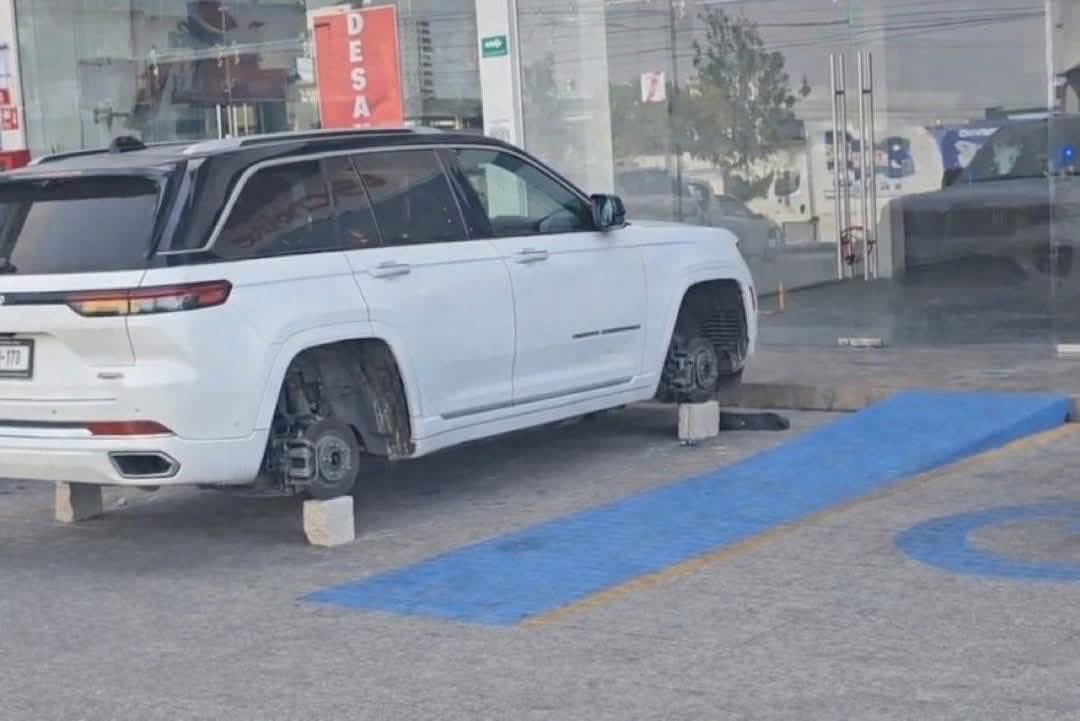 Juan_OrtizMX's tweet image. 🗳️📌  REPORTAN ROBO DE LLANTAS A DIPUTADO DE MORENA

De manera extraoficial se ha informado que el diputado federal Ignacio Mier Bañuelos fue víctima del robo de autopartes en Puebla.

Delincuentes le quitaron las cuatro llantas a su camioneta Jeep blanca.

El hecho ocurrió…