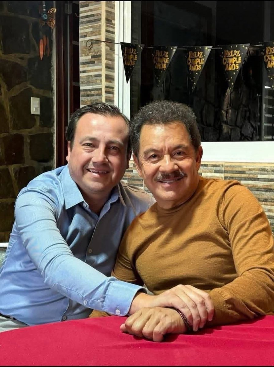 Juan_OrtizMX's tweet image. 🗳️📌  REPORTAN ROBO DE LLANTAS A DIPUTADO DE MORENA

De manera extraoficial se ha informado que el diputado federal Ignacio Mier Bañuelos fue víctima del robo de autopartes en Puebla.

Delincuentes le quitaron las cuatro llantas a su camioneta Jeep blanca.

El hecho ocurrió…