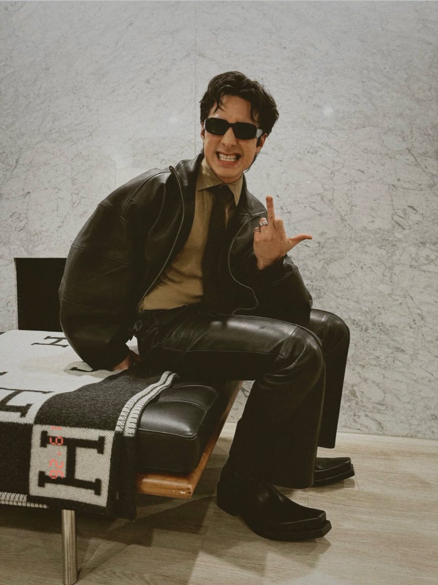 buckleyrozanov's tweet image. his favorite pose ofc