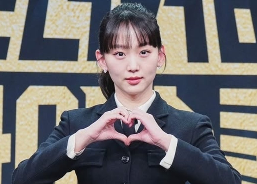 hallyuforums's tweet image. #JinKiJoo reportedly to play the Female Lead in upcoming romantic comedy drama titled 'Sleeping Doctor'

Synopsis : "Sleeping Doctor" is a human romantic comedy drama that follows the story of Hong Kyung, a promising psychiatrist who cannot cure his own illness, and the encounter…