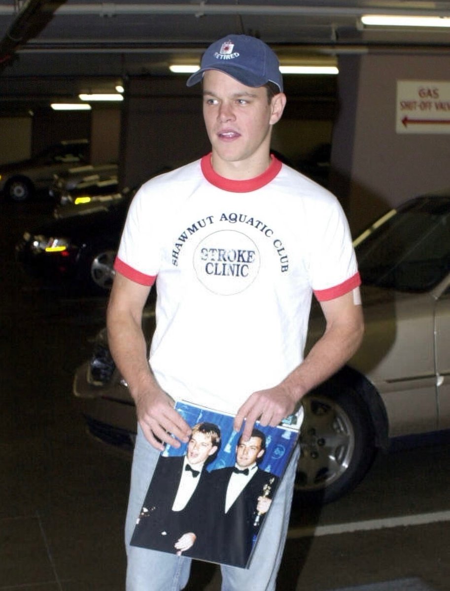 dunkinfleck's tweet image. matt holding a picture of himself and ben at the oscars ♡