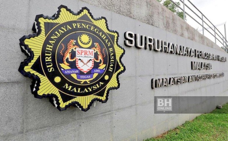 islah_bahrawi's tweet image. 15 tahun lalu, Malaysia menjadikan KPK sebagai role model pemberantasan korupsi. Mereka kagum sekali kepada independensi KPK. Sekarang, Suruhanjaya Pencegahan Rasuah Malaysia (SPRM), KPK-nya Malaysia, kehebatan dan keberaniannya jauh melewati kita. Mereka sangat independen dan…