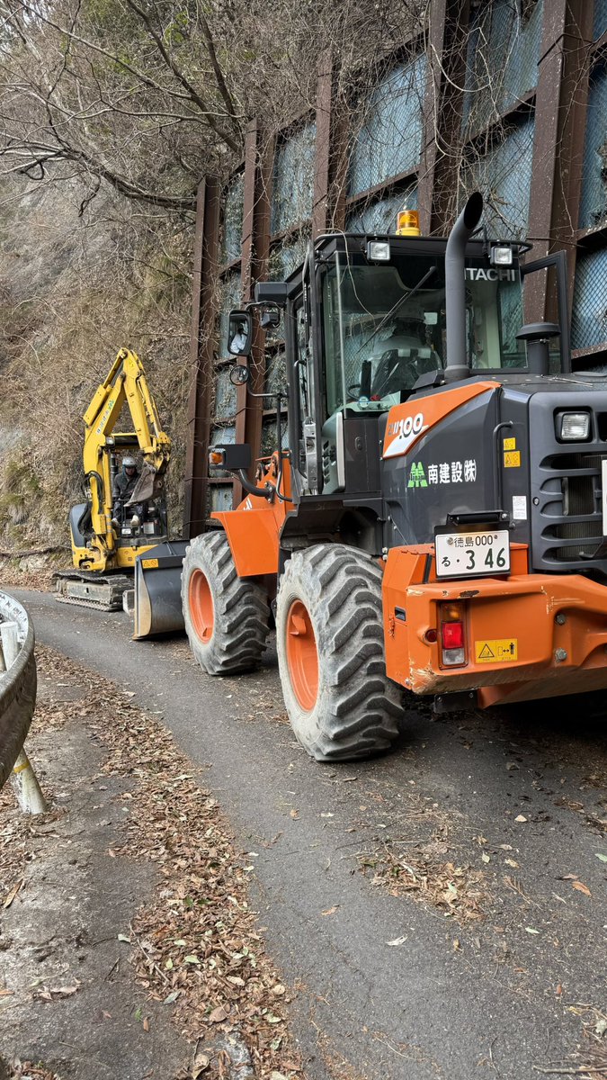 風の影響で落ち葉が酷く、バイクが転倒する危険があるため復旧作業をしています！
これも土木のお仕事！！✨