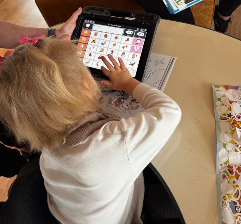 Therapy can come in all shapes and sizes, even in the form of a miniature pony! When Jeremiah visited Very Special Kids House, he even spent time at children’s bedsides 🥹
Alba even used her ‘talkie’ device to give Jeremiah’s visit a big thumbs up 👍

#VerySpecialKids