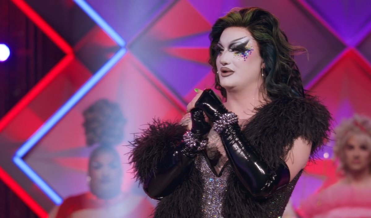 TPowderpuffG's tweet image. SHE’S A WINNER, BABY!!!!! SHE DID IT!!! SHE WON!!! OUR BB IS THE REIGNING QUEEN OF CANADA’S DRAG RACE SEASON 6!!! WE’RE SO PROUD OF YOU, VANESSA GOTHICA!😭💚💚

#CanadasDragrace #TeamVan