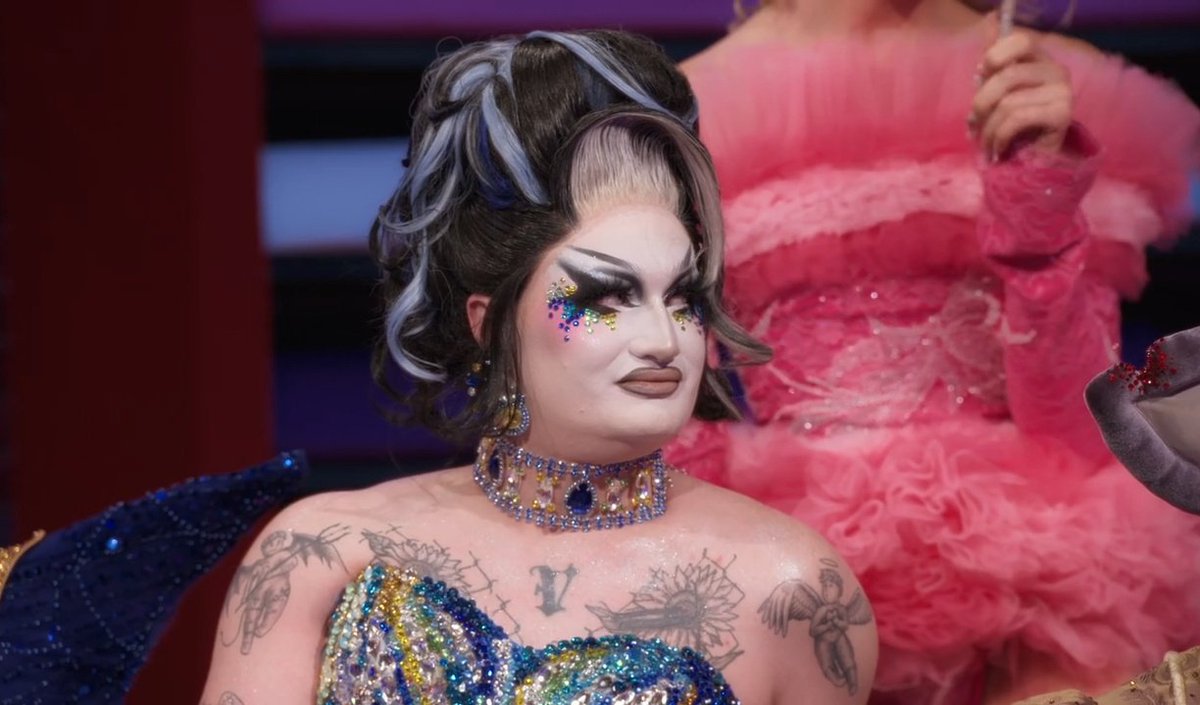 TPowderpuffG's tweet image. SHE’S A WINNER, BABY!!!!! SHE DID IT!!! SHE WON!!! OUR BB IS THE REIGNING QUEEN OF CANADA’S DRAG RACE SEASON 6!!! WE’RE SO PROUD OF YOU, VANESSA GOTHICA!😭💚💚

#CanadasDragrace #TeamVan