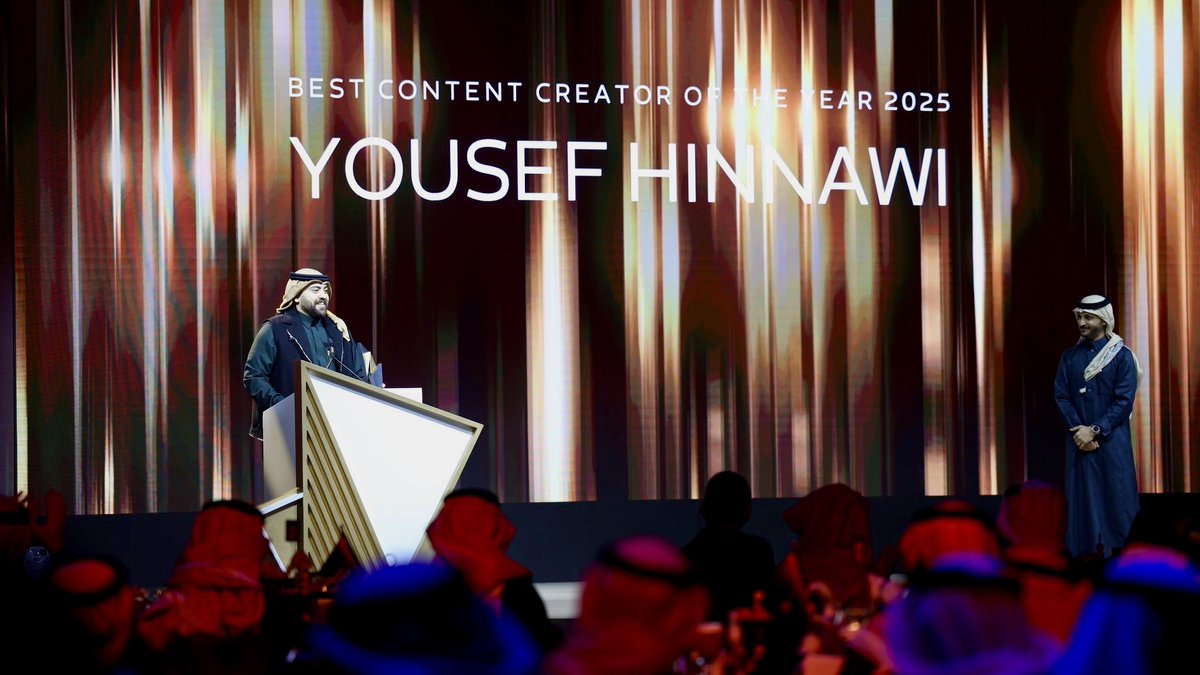 • بعد أعوامِ البذل، نالَ البطل ما هو له أهل •

سبيلٌ لم يكُن بالزخارِفِ مُعبّد، أو بحرارةِ التَّصفيقِ مُمهّد، ولا بمحضِ العُسر، أو بكامل اليُسر
غيرَ أنّ البطلَ للهدفِ أشار، واستقرّ على دربِ المسار؛ ليُثبت أنّ الصابِر لا يعني بأنّه خاسِر، 
فالاختيارُ بينهما بيدك!، إمّا صعودٌ