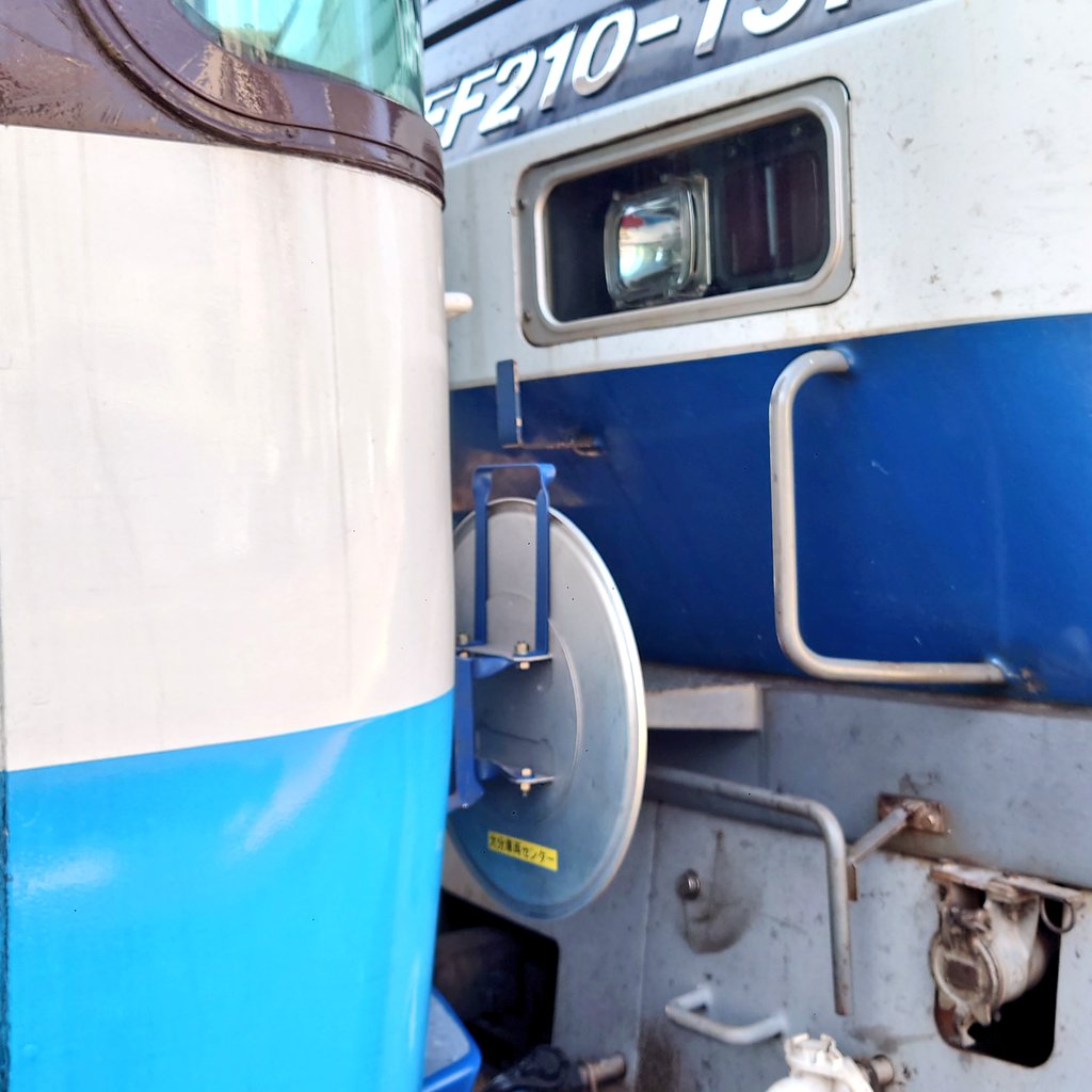 キハ185の甲種輸送、後部標識板(赤丸)は大分車両センターからの借り物