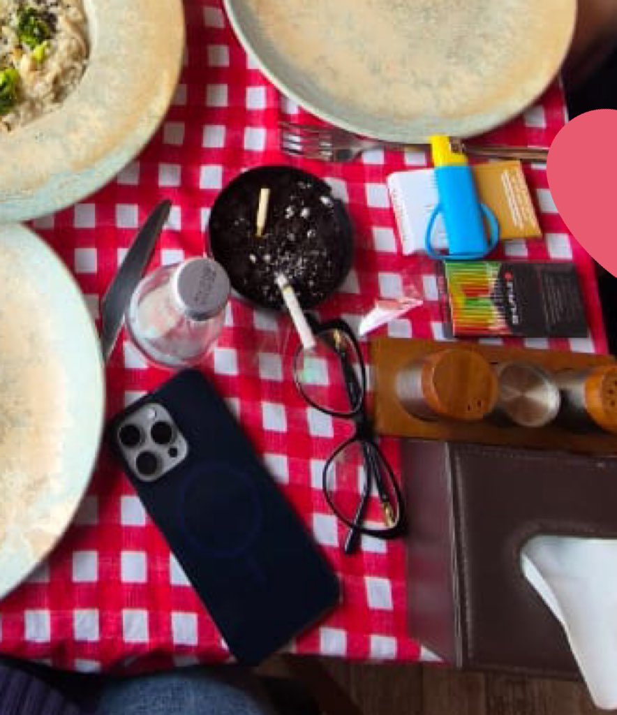 ليش بالمطاعم او الكوفيات ميخلون النفاضة على الطاولة طبيعي إلا اطلبها يلا يجيبوها 
وطبعاً نسألهم قبل ما نطلبها التدخين مسموح او لا