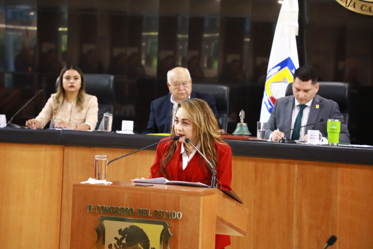 tribunalbcs's tweet photo. 📜⚖️ Agenda Institucional | La Magistrada Presidenta Claudia Jeanette Cota Peña, acompañada de las Magistradas Yésica Patricia Sepúlveda Hirales y Abigail Jiménez Montalvo, el Magistrado Rodrigo Serrano Castro y la Consejera Elizabeth Castro Cadena, asistieron a la conmemoración del 51 aniversario de la promulgación, publicación y entrada en vigor de la Constitución Política del Estado Libre y Soberano de Baja California Sur.

✅ Durante el acto solemne, la Magistrada Presidenta dirigió un mensaje emotivo en representación de los tres Poderes del Estado, en el que destacó que nuestra Constitución, promulgada el 15 de enero de 1975, ha sido el factor fundamental en el proceso de evolución que como sociedad hemos vivido en los ámbitos social, político, económico y cultural de Baja California Sur, consolidando un marco de derechos, libertades y justicia para todas y todos.

El Poder Judicial reafirma el compromiso en la consolidación de una sociedad democrática, justa y en constante transformación. 🤝📘
.
.
#PoderJudicialBCS #51Aniversario #PoderJudicialPresente