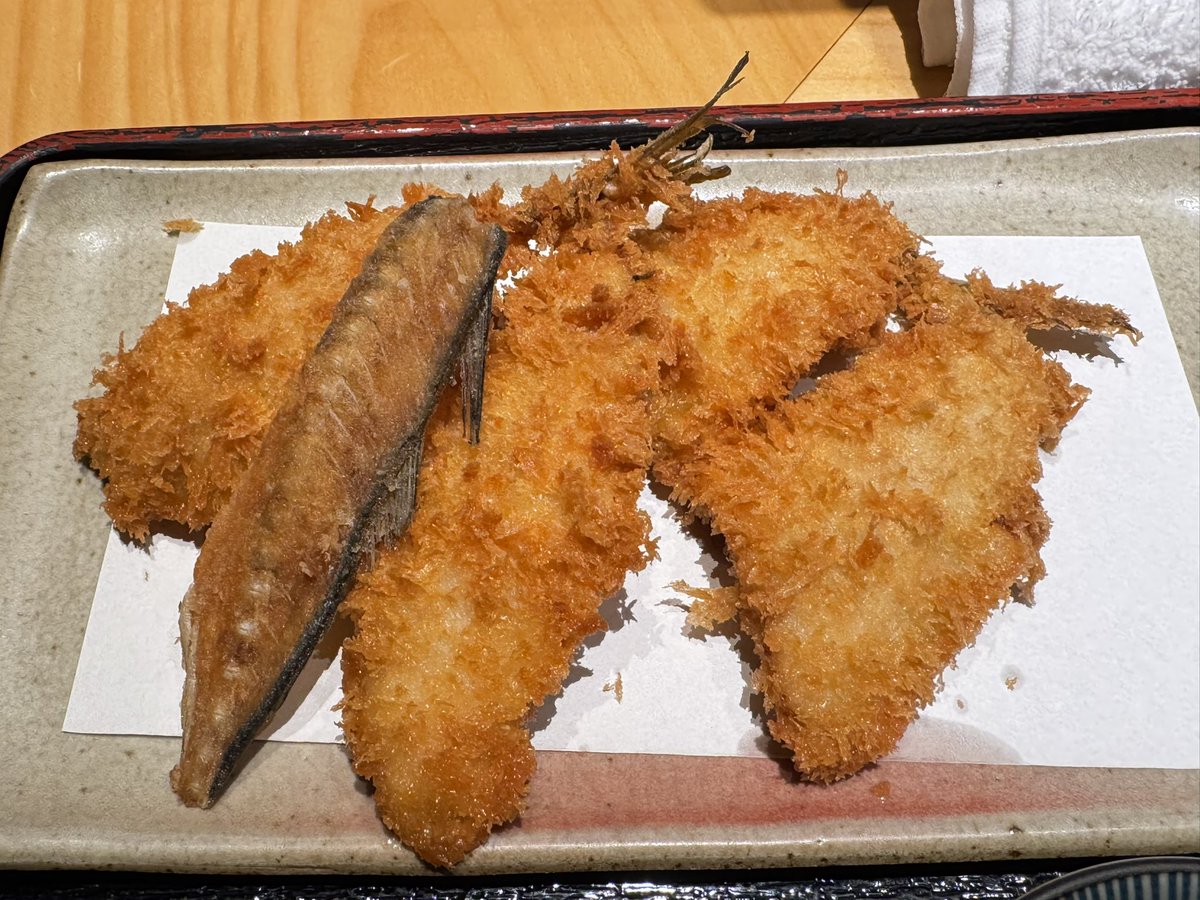 onzoooo's tweet image. 京橋松輪の鯵フライ定食
海鮮漬け小鉢
自家製柚子胡椒

おかわり
味噌汁、大根おろし、ご飯半分

#京ばし松輪