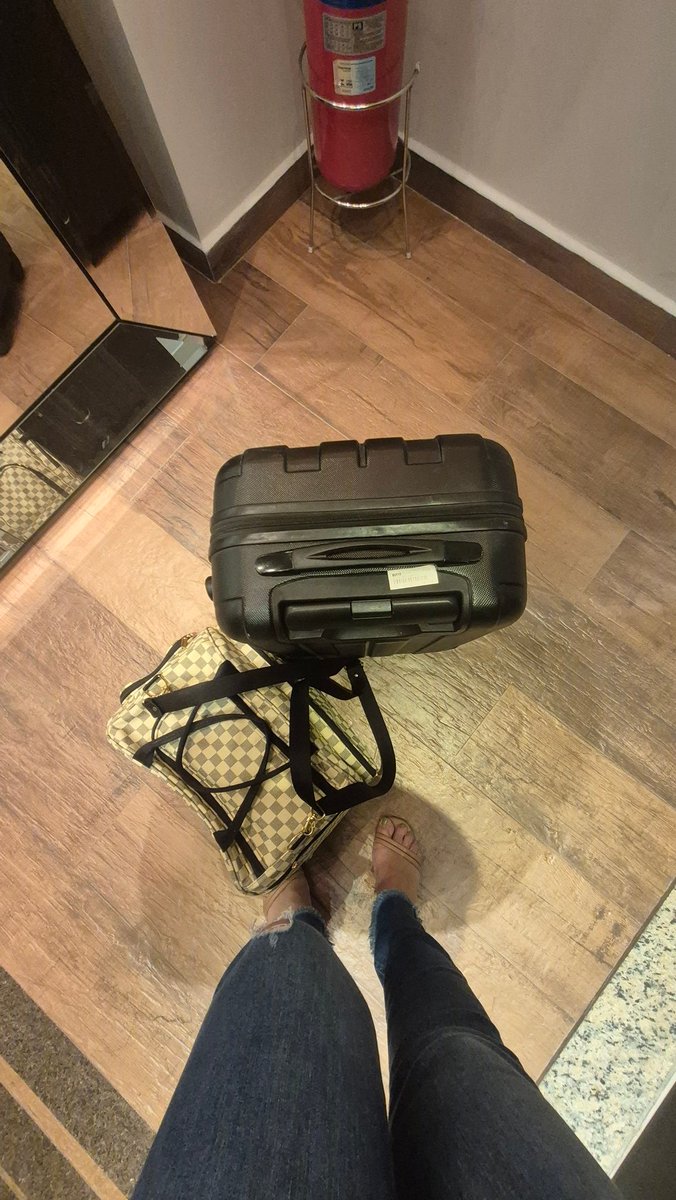 vão me ver acordando cedo, dormindo tarde, na correria. Fazendo vídeos, carregando mala, bolsa, sacolas ~ e sonhos. Mas nunca vão me ver com vergonha de divulgar o meu brechó. É trabalho, é propósito, é construção diária. Só gratidão por hoje 🙏🏻🥹