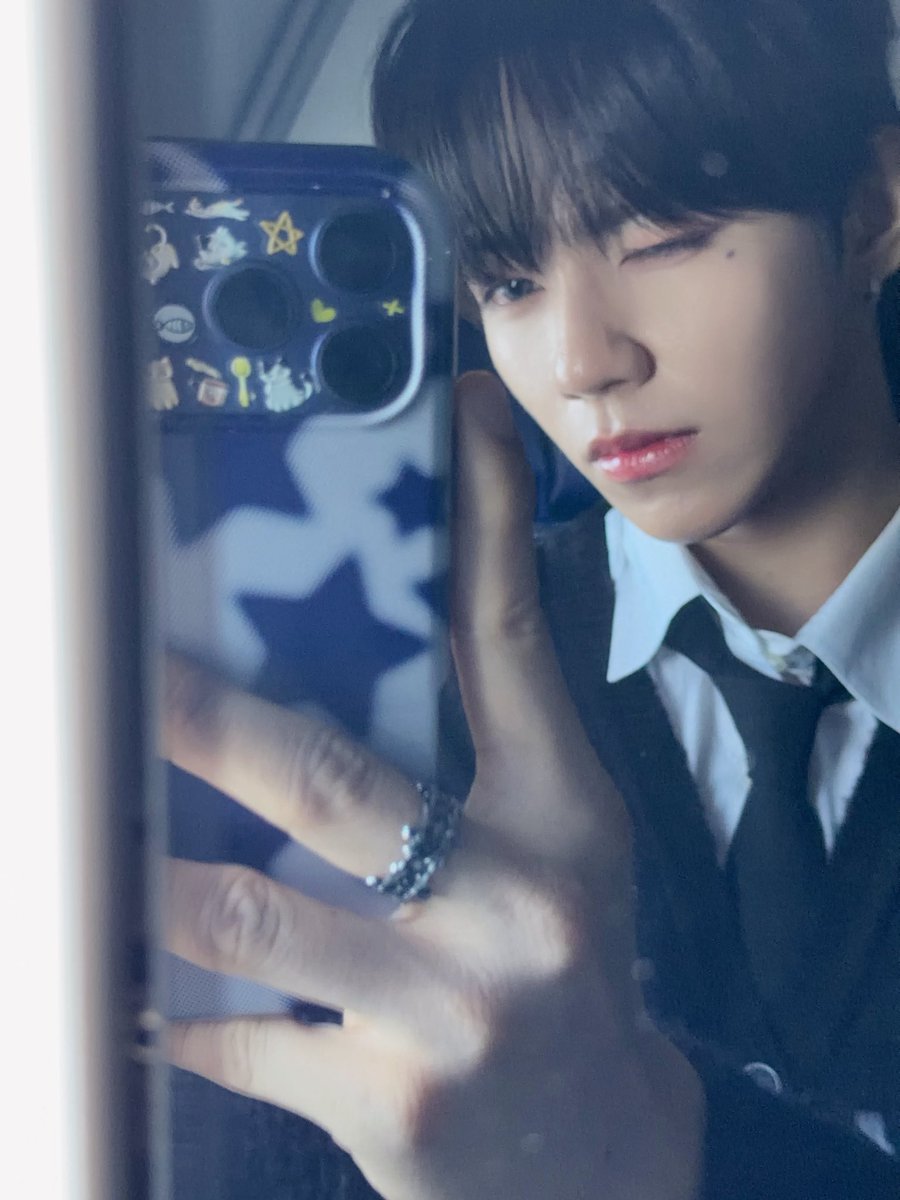 kn1ves0ut's tweet image. seeing those cat stickers on jl’s phone never fails to make me giggle like a highschool girl… 🤭