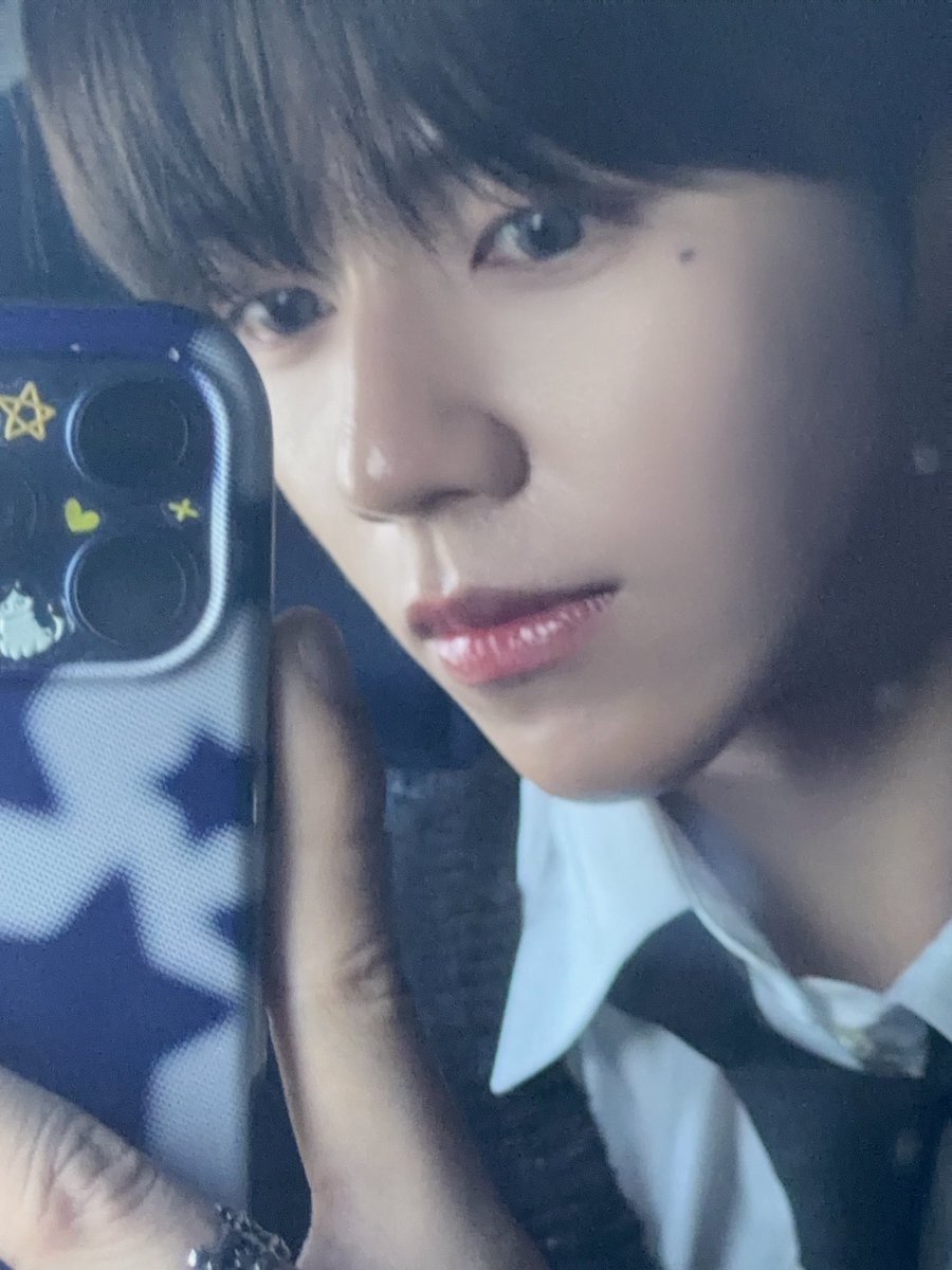 kn1ves0ut's tweet image. seeing those cat stickers on jl’s phone never fails to make me giggle like a highschool girl… 🤭