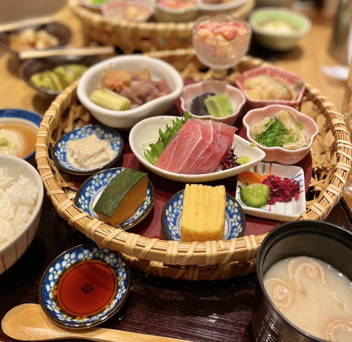 kyurupon_'s tweet photo. ココも最強なの….🥹駅チカだし1,000円台で和食ランチ食べられるからコスパ神。

📍小割烹おはし 六本木 https://t.co/qhi0a7hMMP