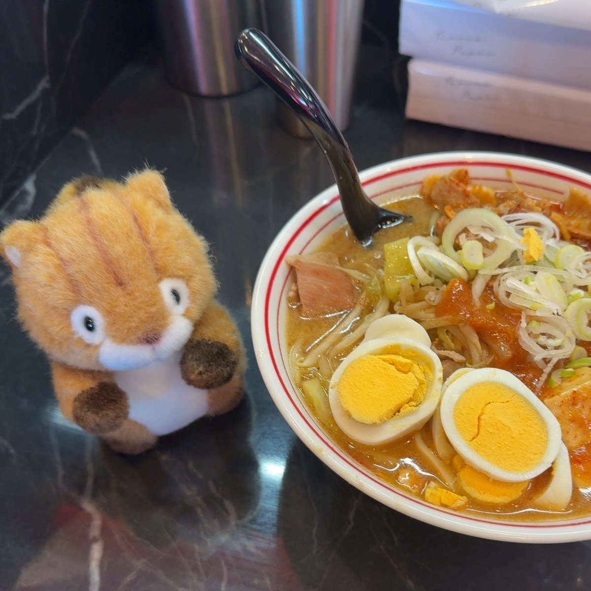 nyaotack's tweet photo. ぬいぐるみも一緒に過ごしているうちに懐いてくる感覚ないですか？うちのベンちゃんも「ていとうしつめん？そんなのきやすめだよ。」と強気な発言を浴びせてくるぐらい懐いてます。
#ぬい活　#ぬい撮り https://t.co/Vzkbu1Acr6