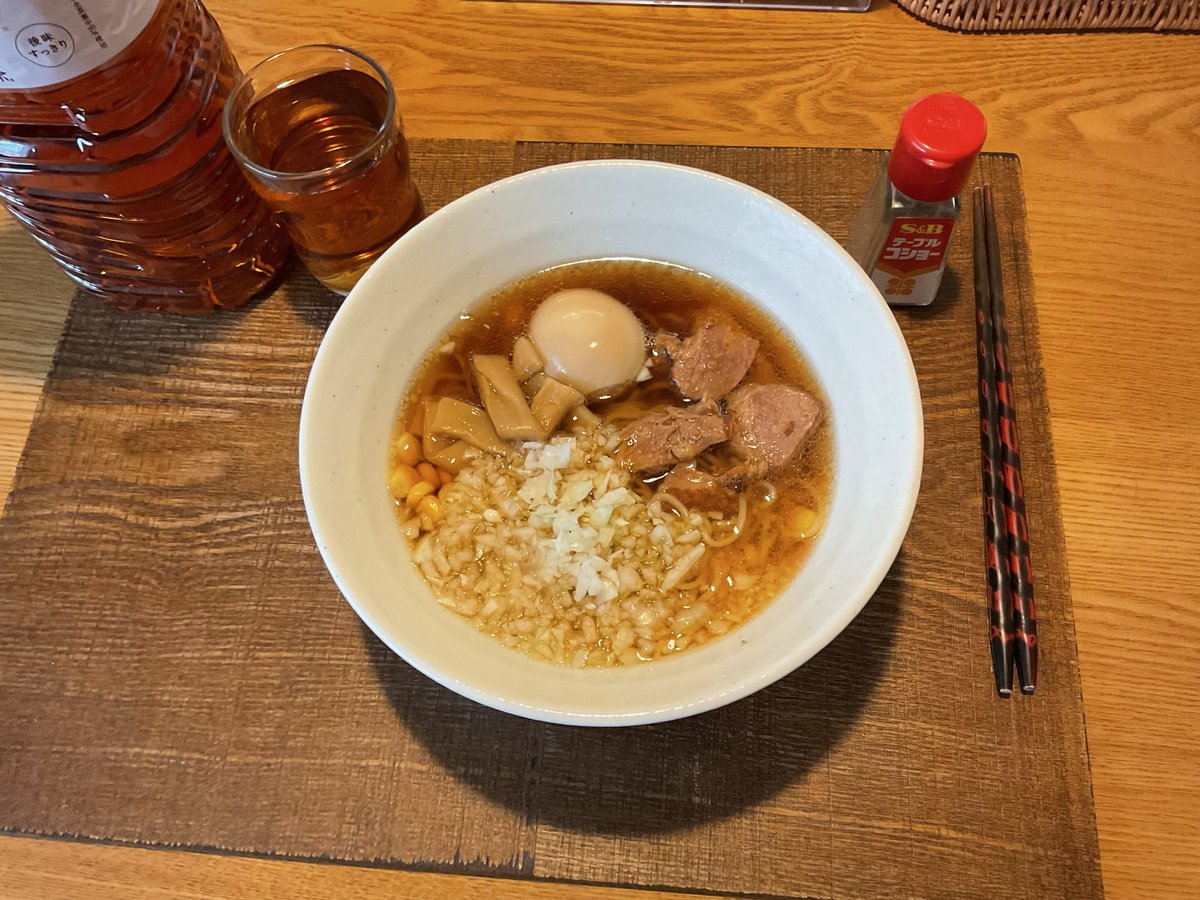 期限が迫る冷蔵庫の食材（タマネギ、チャーシュー、メンマ、煮卵）を