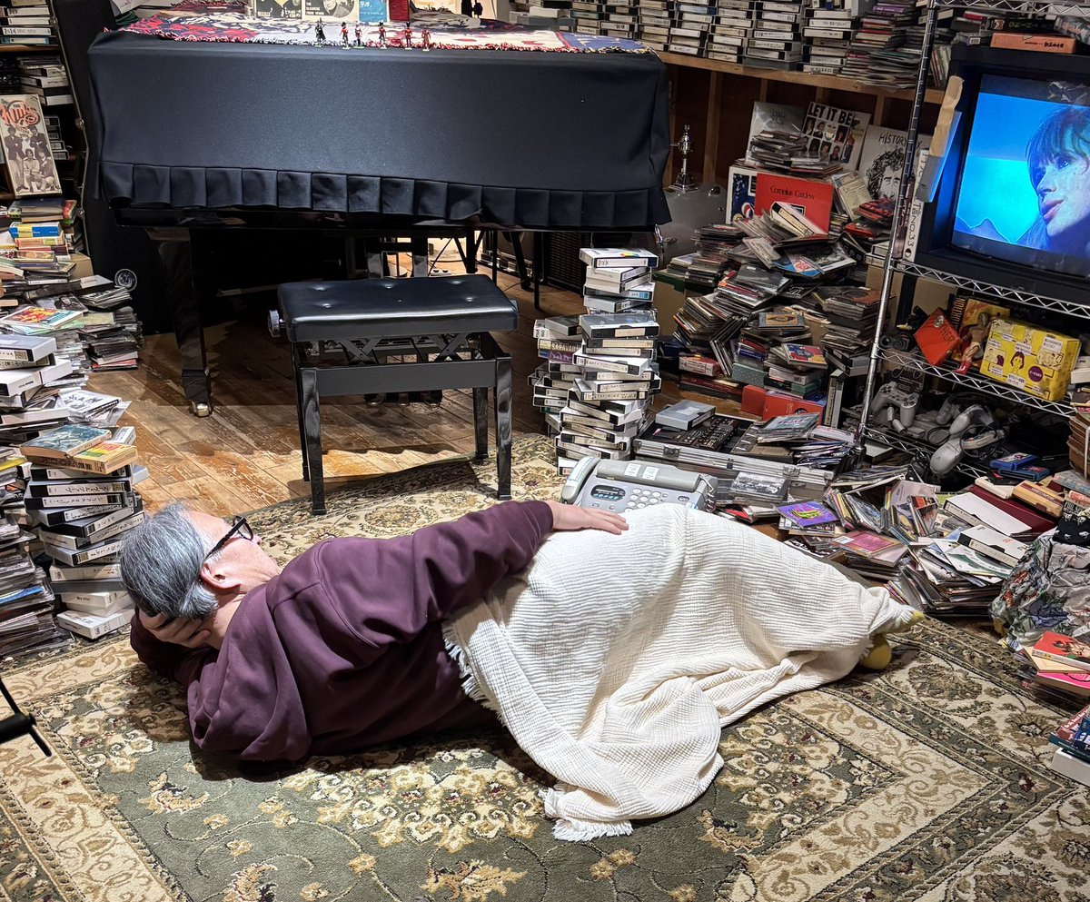 keiichi_suzuki's tweet image. いよいよ本日から！鈴木慶一の部屋。
最初のall 土足で観覧予定を急遽、絨毯エリアは靴を脱いでいただく事になりました。なぜなら、この小暮秀夫さんのように横になって寛ぐのもぜんぜんOKだからです！平日の早めの夕方はまだご予約の余裕ありますので、自由にお過ごしくださいね！