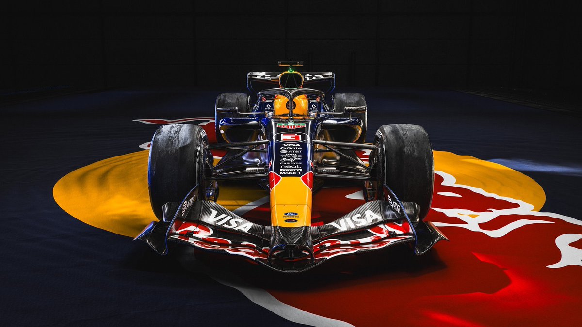 diznoboletimque's tweet photo. A temporada 2026 da F1 começou fora das pistas 🏁

Em Detroit, Red Bull e Racing Bulls apresentaram a pintura da nova geração de carros, marcando o início da parceria com a Ford e estreia da Red Bull Ford Powertrains como fabricante de motores. 🔵🔴🐂

#F1 #RBR https://t.co/grILKwglOJ