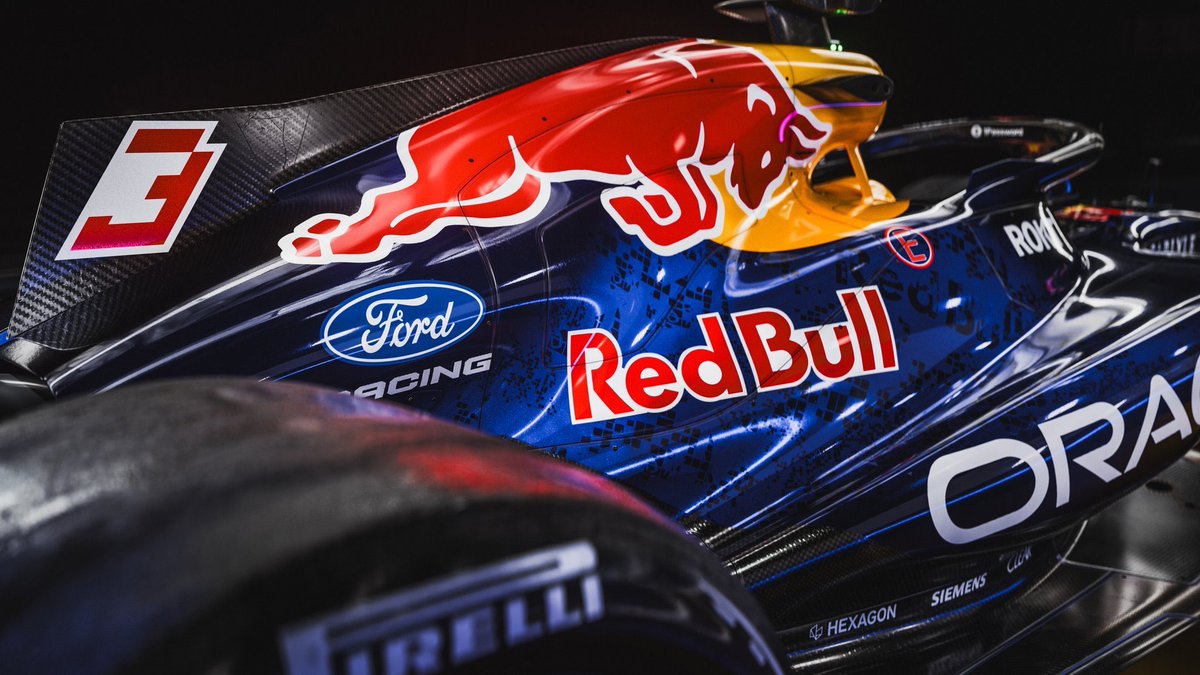 diznoboletimque's tweet photo. A temporada 2026 da F1 começou fora das pistas 🏁

Em Detroit, Red Bull e Racing Bulls apresentaram a pintura da nova geração de carros, marcando o início da parceria com a Ford e estreia da Red Bull Ford Powertrains como fabricante de motores. 🔵🔴🐂

#F1 #RBR https://t.co/grILKwglOJ