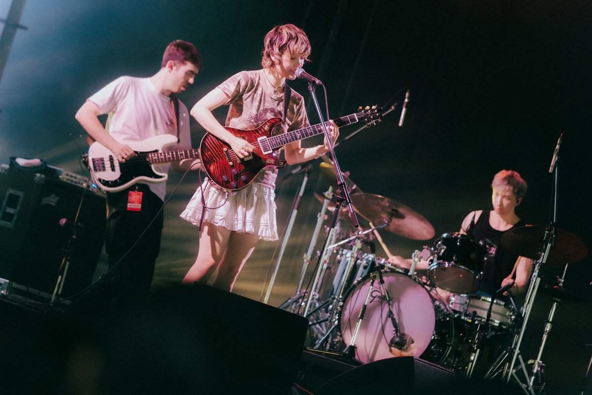 SMASHjpn's tweet image. 📸 Mei Semones
#フジロック'25 ライブフォト公開！

来週始まる #MenITrust 来日ツアーの
サポートアクトとして大抜擢された
新鋭 SSW / ギタリスト #MeiSemones

日本語と英語を織り交ぜた歌詞や
バークリーで磨かれたそのギタープレイに
魅了されるファンが続出！
この機会をお見逃しなく❤️‍🔥
 
✶