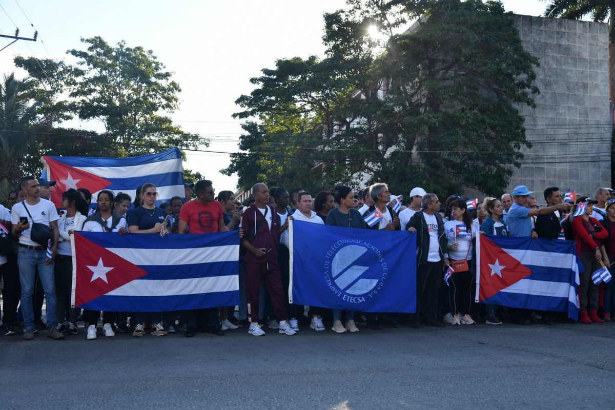 MayraArevich's tweet photo. Con respeto y dolor, los trabajadores del sistema de @MINCOMCuba junto al pueblo rindieron homenaje a los 32 combatientes cubanos caídos en defensa de la Revolución Bolivariana de Venezuela. ¡Gloria eterna a nuestros mártires! #HonorYGloria 🇨🇺 https://t.co/F2cmiO2m6p