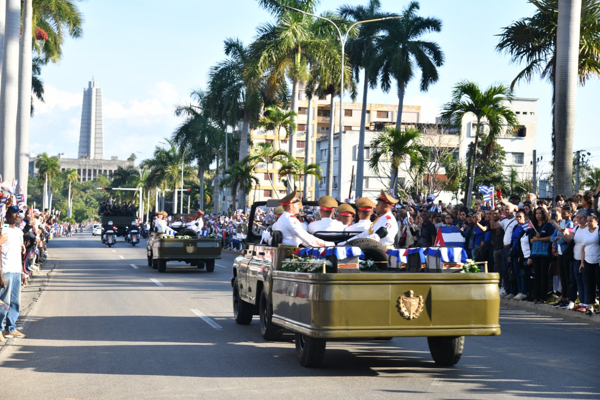 MayraArevich's tweet photo. Con respeto y dolor, los trabajadores del sistema de @MINCOMCuba junto al pueblo rindieron homenaje a los 32 combatientes cubanos caídos en defensa de la Revolución Bolivariana de Venezuela. ¡Gloria eterna a nuestros mártires! #HonorYGloria 🇨🇺 https://t.co/F2cmiO2m6p