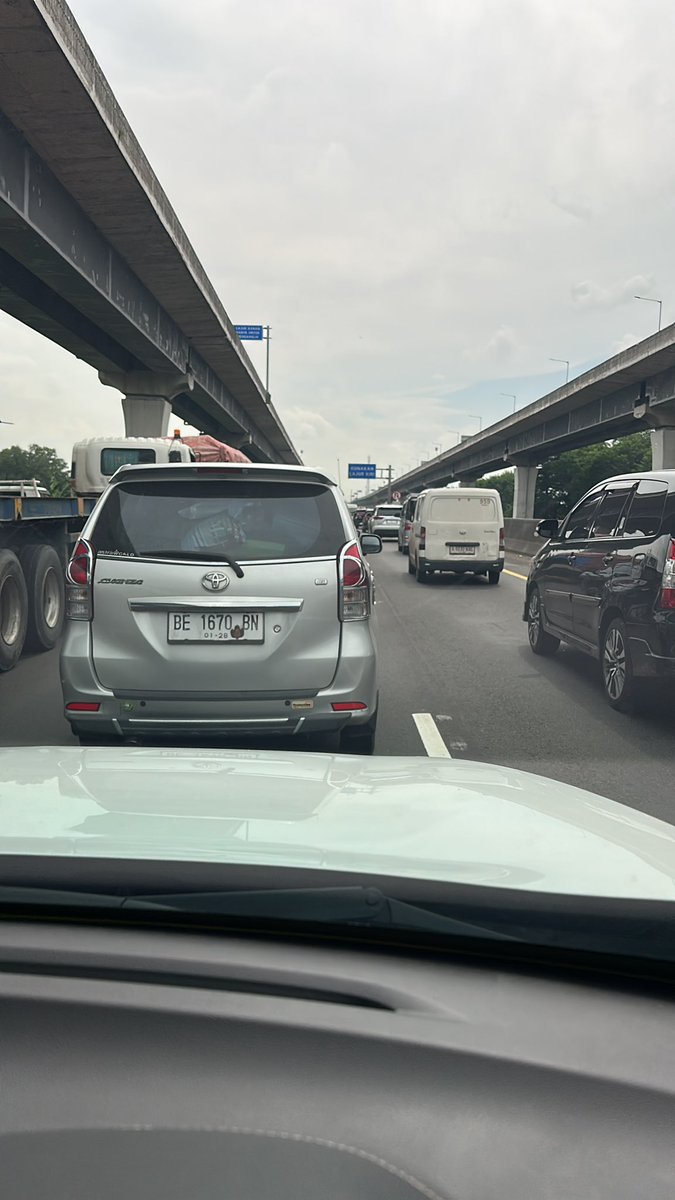 JatiAan's tweet photo. Ada apa di tol KM 41 Jkt-Cikampek? @jasamarga https://t.co/V2NSXPuZuc