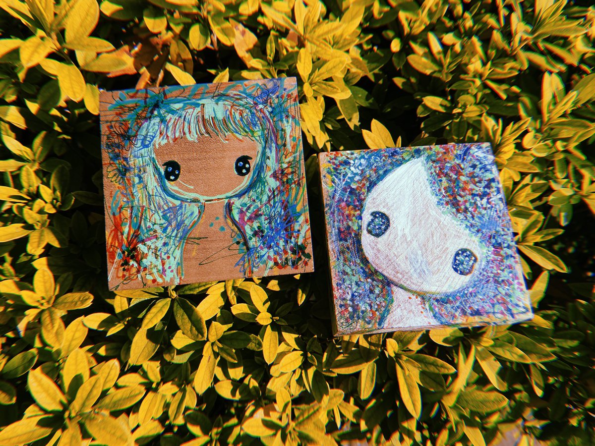 個展に向けて 手のひらサイズの木に女の子を描いている 側面にも絵が