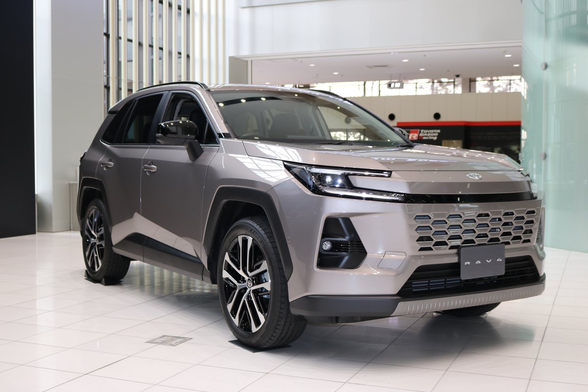 toyota_kaikan's tweet photo. 新型RAV4　3つのスタイルが勢ぞろい！
洗練されたデザインの「Z」、オフロードも楽しめる「Adventure」、走りに拘りぬいた「GR SPORT」
エントランスにて展示中！
トヨタ会館でご覧ください。
※ZとGR SPORTはプロトタイプです。

#RAV4
#SUV
#Z
#Adventure
#GRSPORT
#TOYOTA
#トヨタ会館 https://t.co/wVTsPOrEni