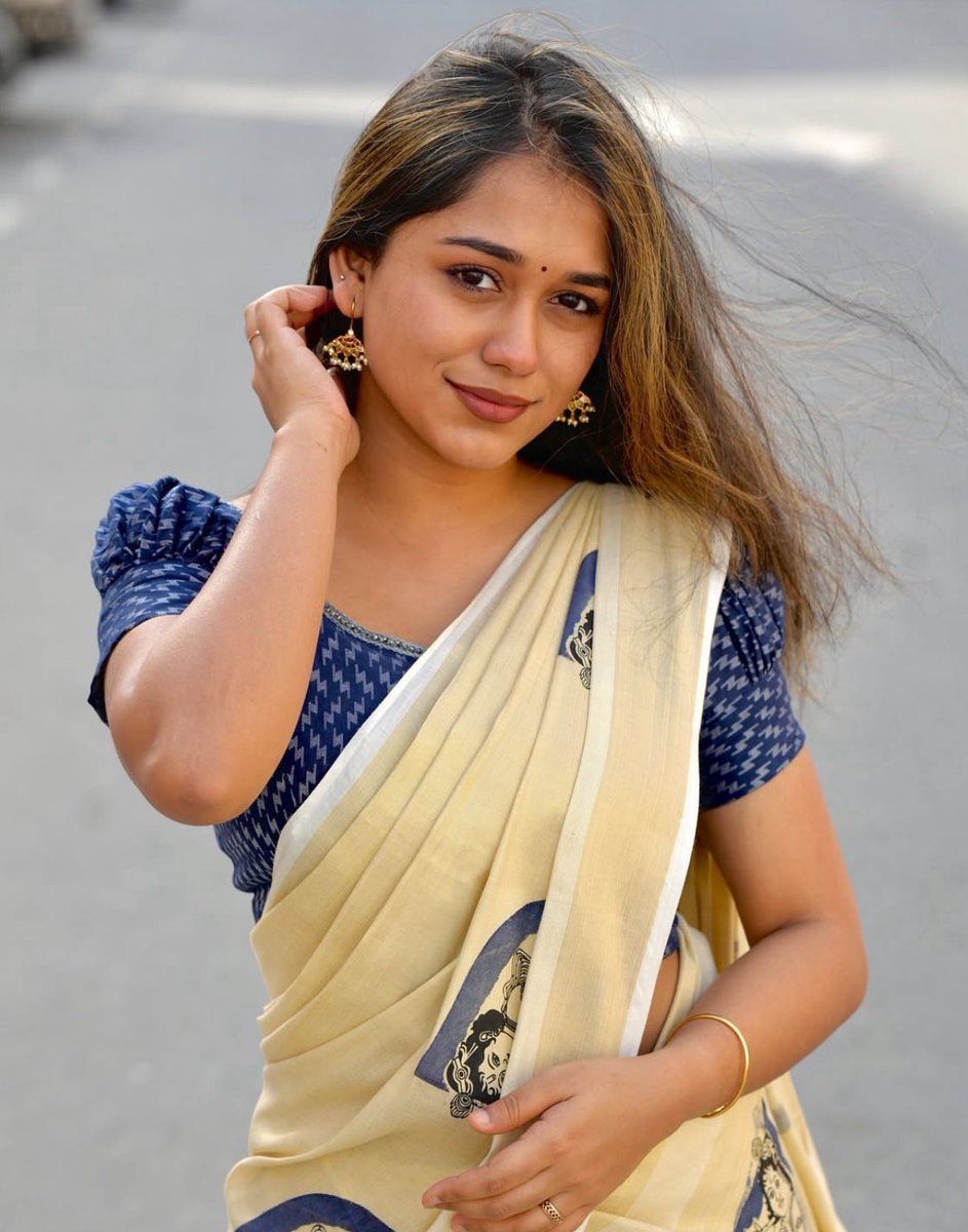 Meenadirty's tweet image. Sshh ahhh poojaa ma 🥵 Ennaahh moonji d unaku antha moonja paathutu erunthaley thaana kanji olugum pola ufff 🥵💦 face ah matum zoom panni lips ah kiss pannite kanji adichi oothanum d unaku munda😘Antha mola shape shh ahh sema figure d nee yethana per ta vangirpaloo 💦🤤