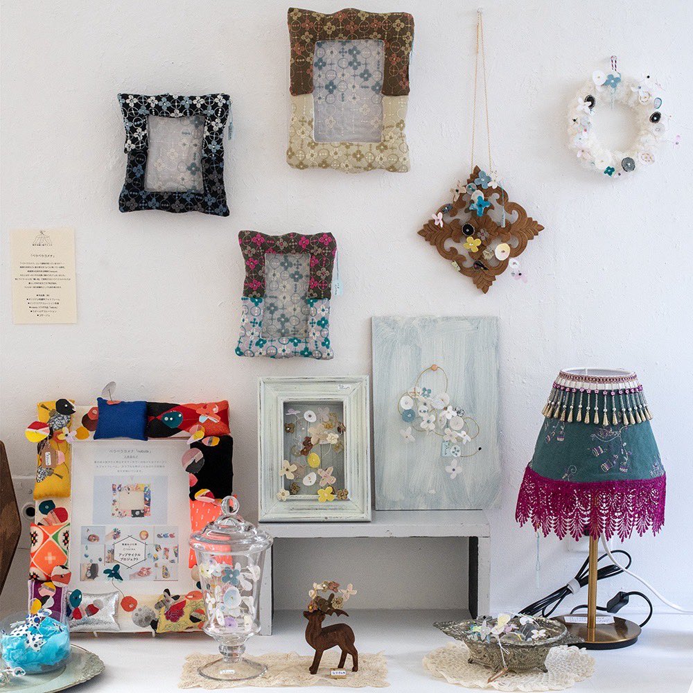 douxdimanche's tweet image. こんにちは🌞布や糸で描いていく、大島亜佐子さん独自の手法「縫い絵」によって生まれた「ぬいきものたち」がギャラリーに大集合🪡🧵

本展では、布フレームやリース、ランプシェードなど、素敵なインテリアオブジェも並んでいます。ぜひギャラリーでお楽しみくださいね💘