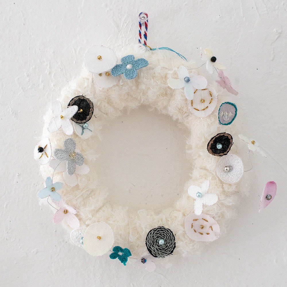 douxdimanche's tweet image. こんにちは🌞布や糸で描いていく、大島亜佐子さん独自の手法「縫い絵」によって生まれた「ぬいきものたち」がギャラリーに大集合🪡🧵

本展では、布フレームやリース、ランプシェードなど、素敵なインテリアオブジェも並んでいます。ぜひギャラリーでお楽しみくださいね💘