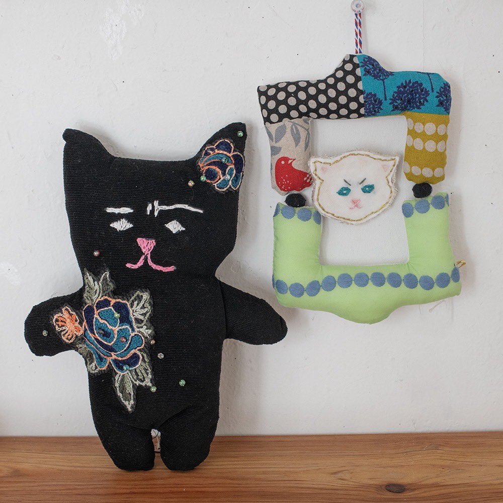 douxdimanche's tweet image. こんにちは🌞布や糸で描いていく、大島亜佐子さん独自の手法「縫い絵」によって生まれた「ぬいきものたち」がギャラリーに大集合🪡🧵

本展では、布フレームやリース、ランプシェードなど、素敵なインテリアオブジェも並んでいます。ぜひギャラリーでお楽しみくださいね💘