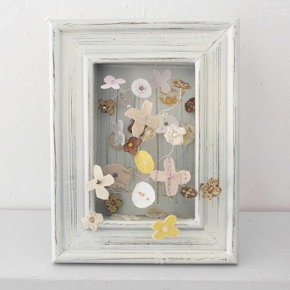 douxdimanche's tweet image. こんにちは🌞布や糸で描いていく、大島亜佐子さん独自の手法「縫い絵」によって生まれた「ぬいきものたち」がギャラリーに大集合🪡🧵

本展では、布フレームやリース、ランプシェードなど、素敵なインテリアオブジェも並んでいます。ぜひギャラリーでお楽しみくださいね💘