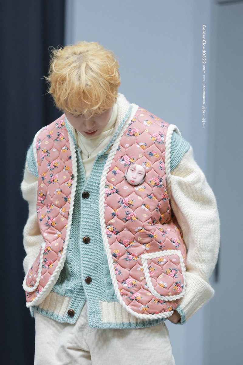 GoldenCloud0322's tweet image. 260111    
하성운 시그 팬싸     

고개만 숙였을 뿐인데
멋짐 폭발 😎✨️

#하성운 #HASUNGWOON #Tell_The_World