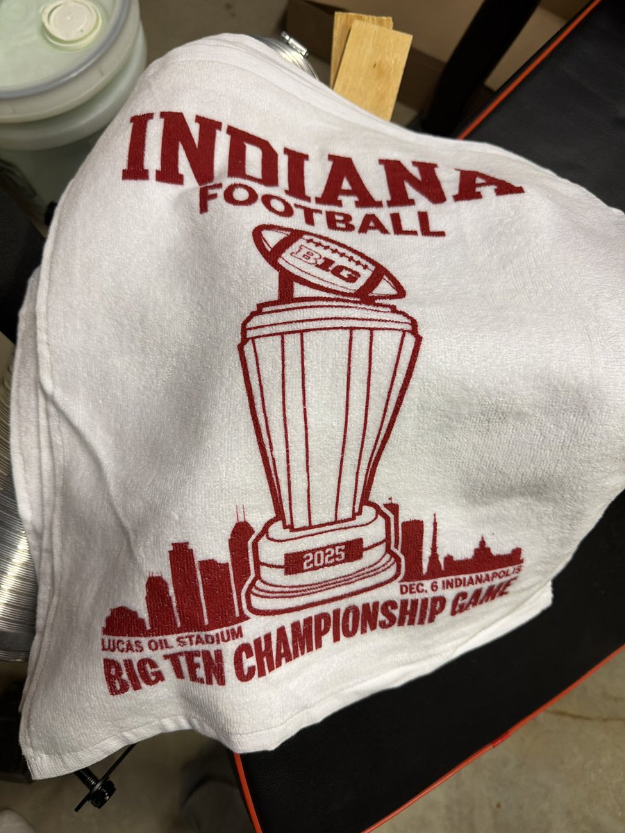 adsmith1021's tweet photo. @hoosiers_kh1 @B1Gfootball @IndianaFootball I have an extra Big Ten and Natty towel- anyone want to trade for a Rose bowl? https://t.co/GsYbc5UZPV