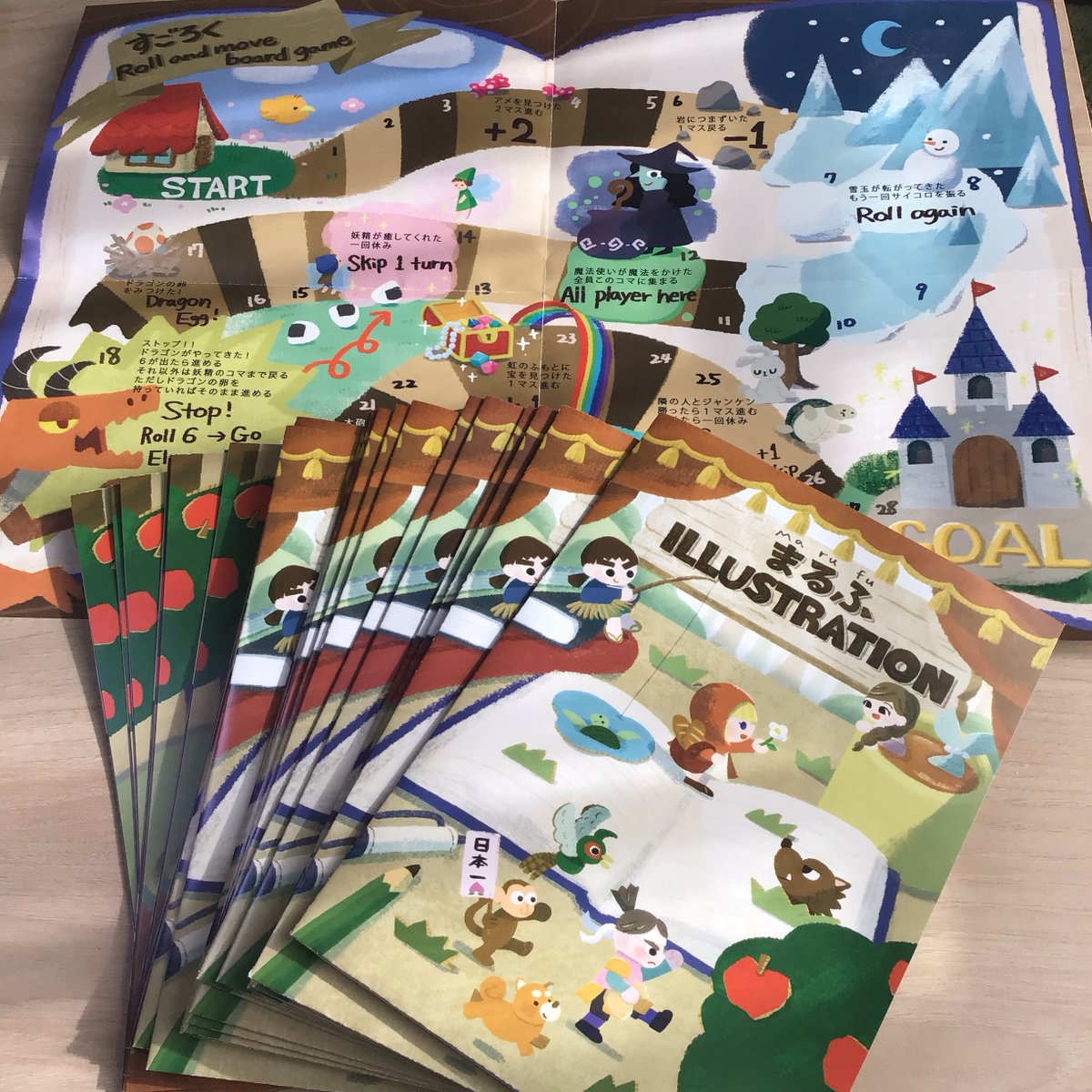 #BGBE2026 で配布予定の名刺とポートフォリオが届きました！
名刺はトレカサイズで五種類の柄があります。
ポートフォリオの裏側にはサンプルとしてすごろくを載せています。実際に遊べるようになっています。

当日はスペース【K-1】でお待ちしています！