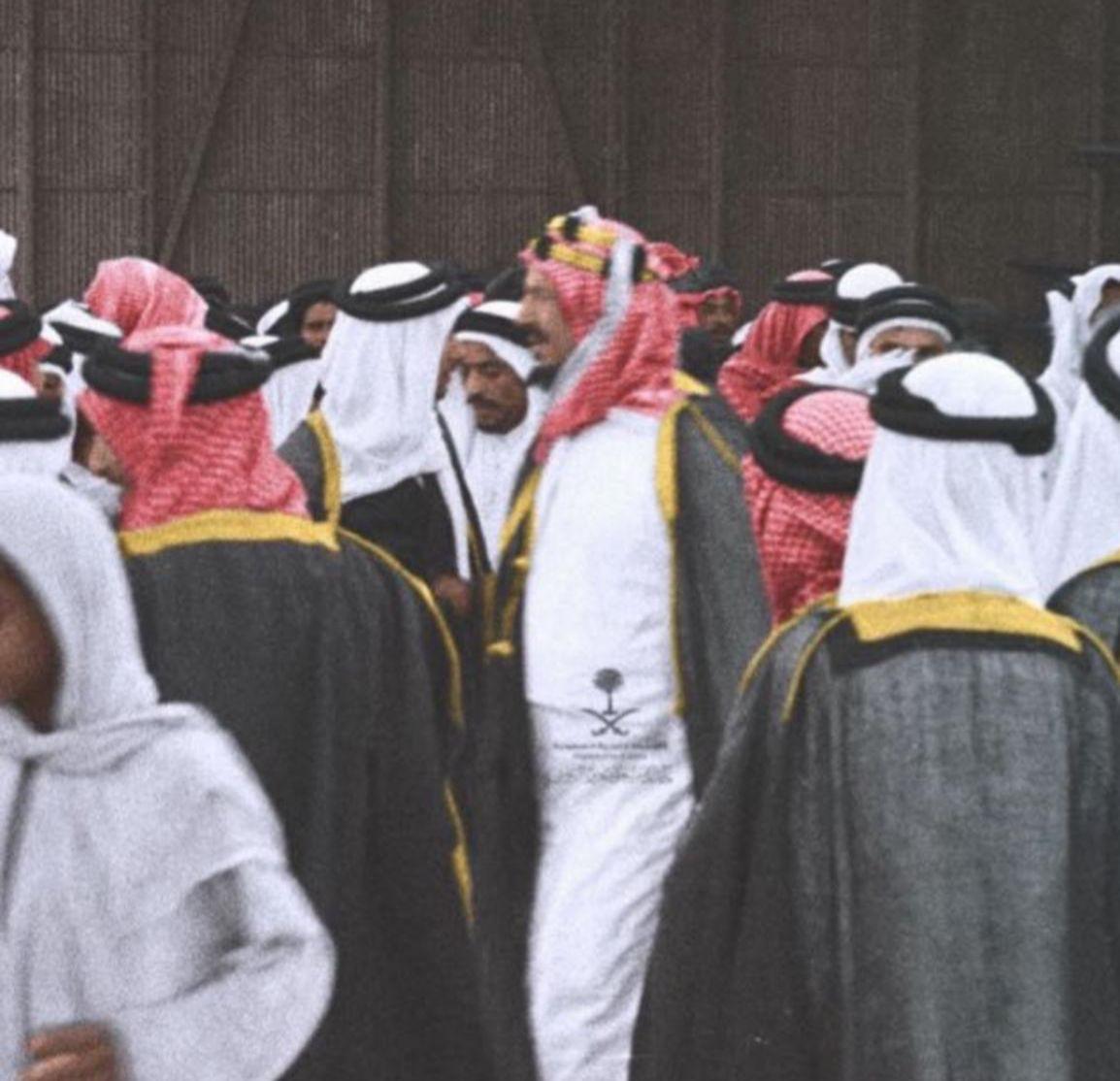 بدوي فقير أعرج يقول ( رَيِّض ياعبدالعزيز)
——————————
قال شاهد عيان وهو معالي الشيخ عبدالعزيز التويجري(١٣٣٠هـ) رحمه الله  : 
( رأيت بدويا فقيرا أعرج  حافٍ ، كأنما أراه الآن أمام بصري ،  يركض وراء جيش الملك عبدالعزيز ، ويصرخ: أوقف مطيتك ياعبدالعزيز ، أنا رجل فقير مظلوم ، فأوقف