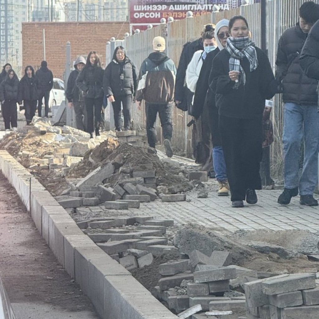 Ийм бөмбөгдүүлчихсэн замаар өдөр бүр алхаж бгаа баатарлаг иргэддээ оноо биш одон өг.
