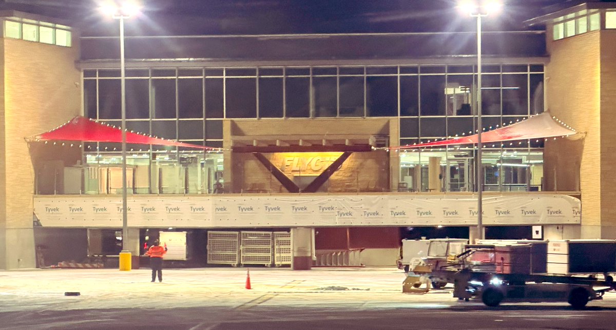 The second patio at <a href="/fly_CID/">Eastern Iowa Airport • CID</a> looking awesome! Love the canopies, lights and the FLY CID backdrop. Gives outdoor ‘airline club’ vibes! ✈️👍🏻