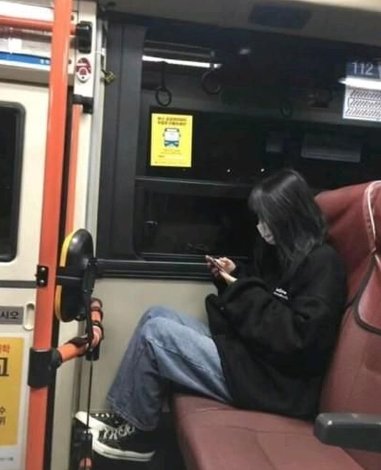 RAMSIS70's tweet image. 電車が15分遅延でバイト先に遅刻しそう
店長に連絡入れなきゃ 🐨