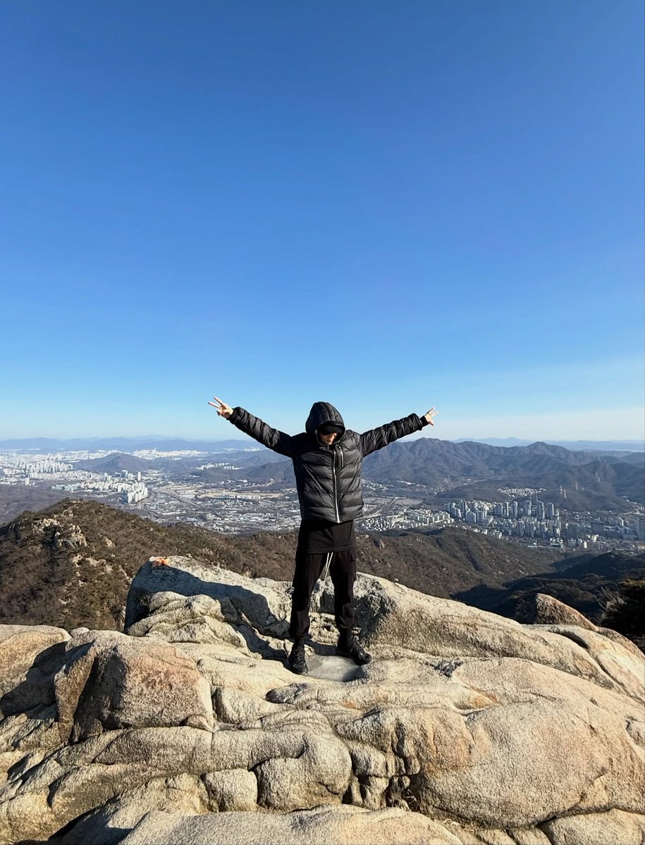 charts_k's tweet image. RM on Instagram 

🦓