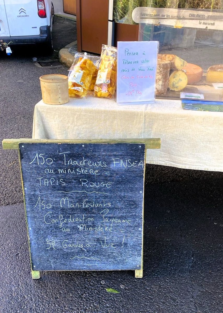 MaximCombes's tweet image. Pas faux : 
➡️150 tracteurs FNSEA au ministère : Tapis rouge
➡️150 manifestants @ConfPaysanne au Ministère : 52 gardes à vue

(vu sur le marché d'Ambert - Puy-de-Dôme)